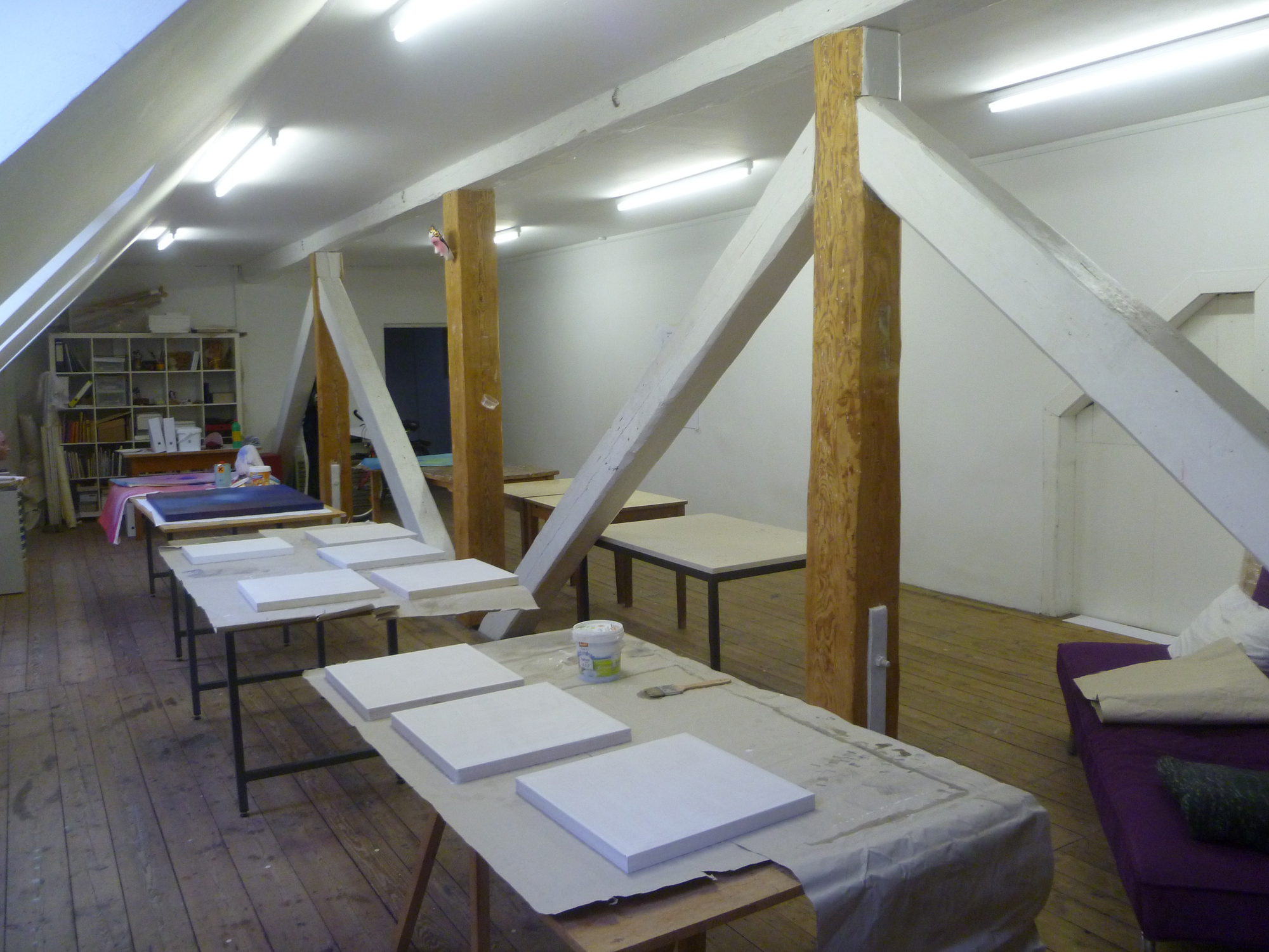 Atelier mit Leinwänden