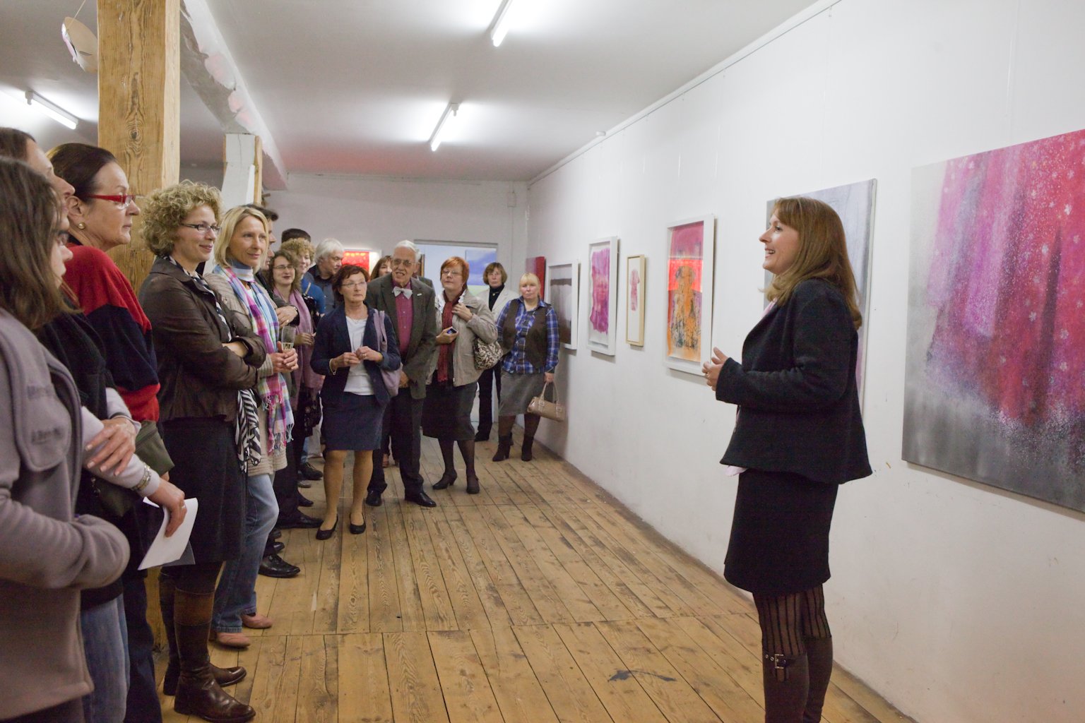 Christine Dahrendorf spricht vor Gästen in der Ausstellung